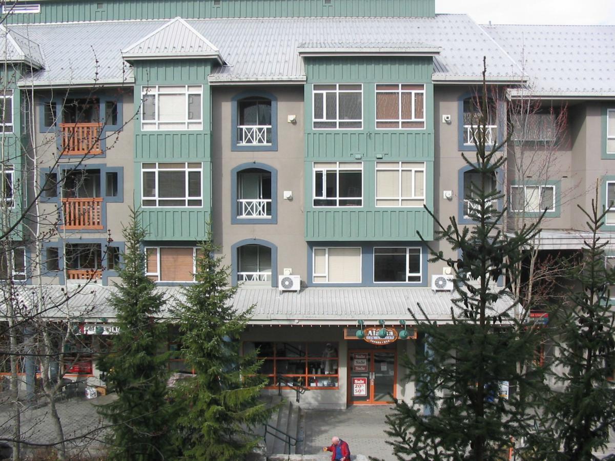 Town Plaza Suites By Golden Dreams Whistler Exterior photo